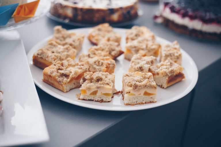 Sonntagskuchen Aprikosenkuchen mit Walnussstreuseln - Blechkuchen