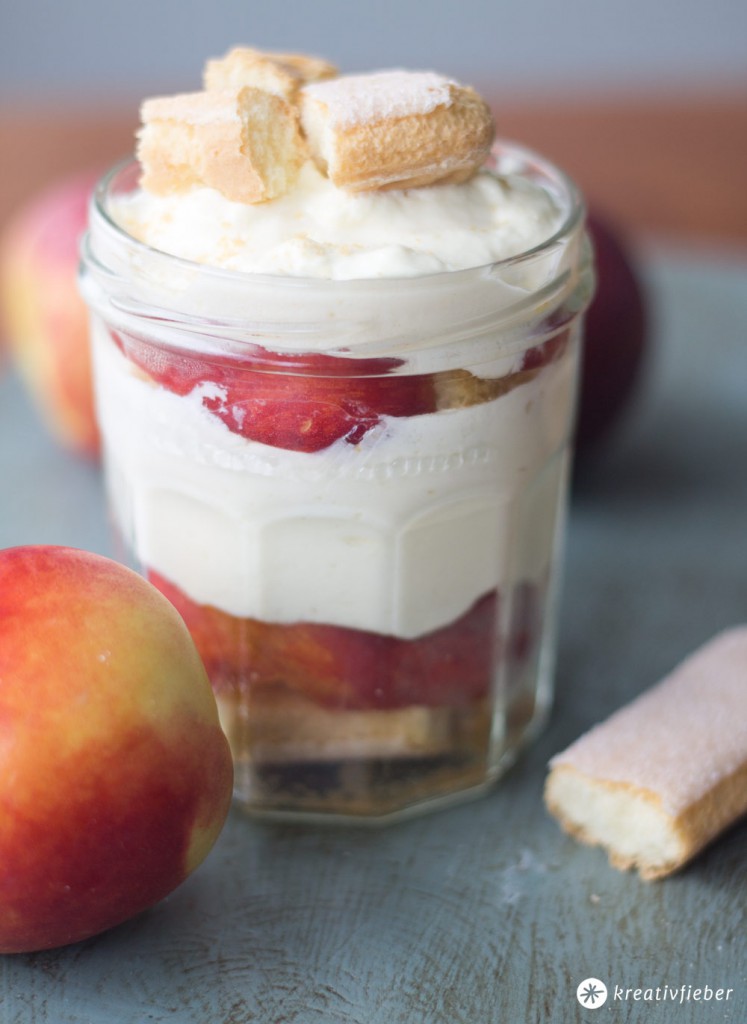 Nektarinen Tiramisu - sommerliches Dessert mit Nektarinen Nektarinen Tiramisu - sommerliches Dessert mit Nektarinen
