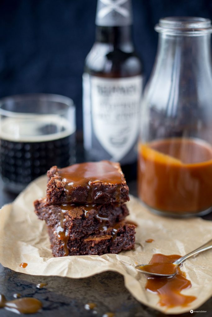 Stout Beer Brownies mit Karamellsoße - Bake and the City
