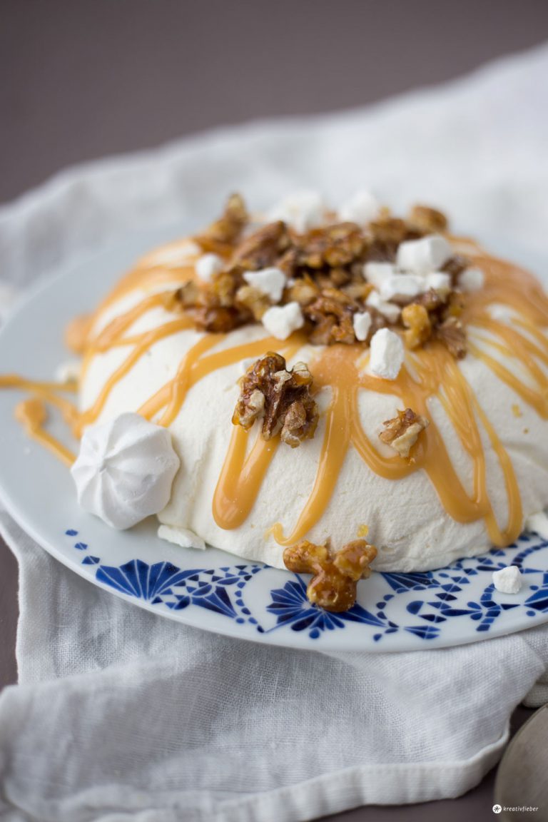 Joghurtmousse mit karamellisierten Walnüssen und Baiser - Dessert Rezept Joghurtmousse mit karamellisierten Walnüssen und Baiser - Dessert Rezept