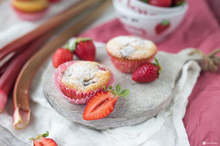 Rhabarber-Erdbeer-Buttermilch-Muffins mit Kinderriegel backen