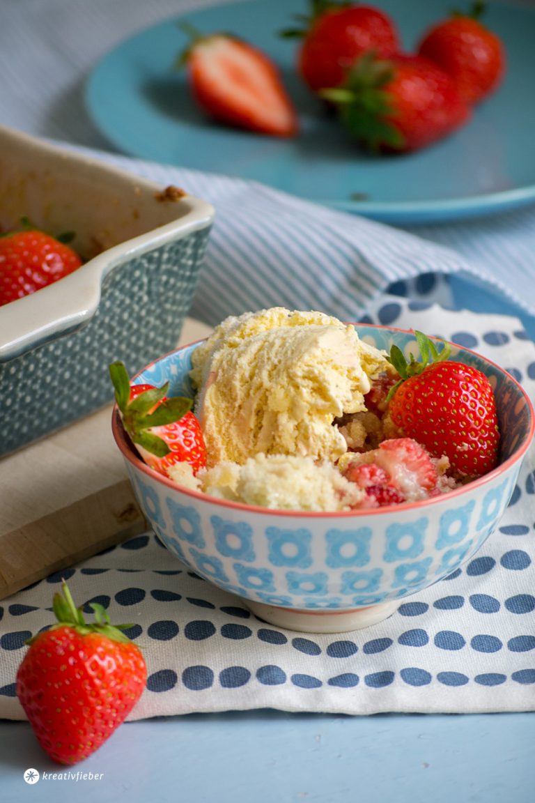 Erdbeer Crumble mit Vanilleeis Erdbeer Crumble mit Vanilleeis