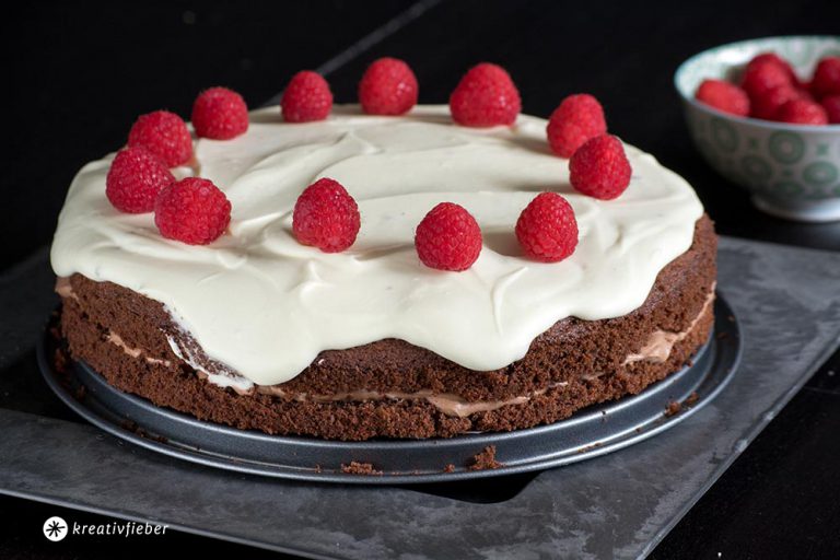 Schokomousse Torte mit dunkler und heller Schokolade