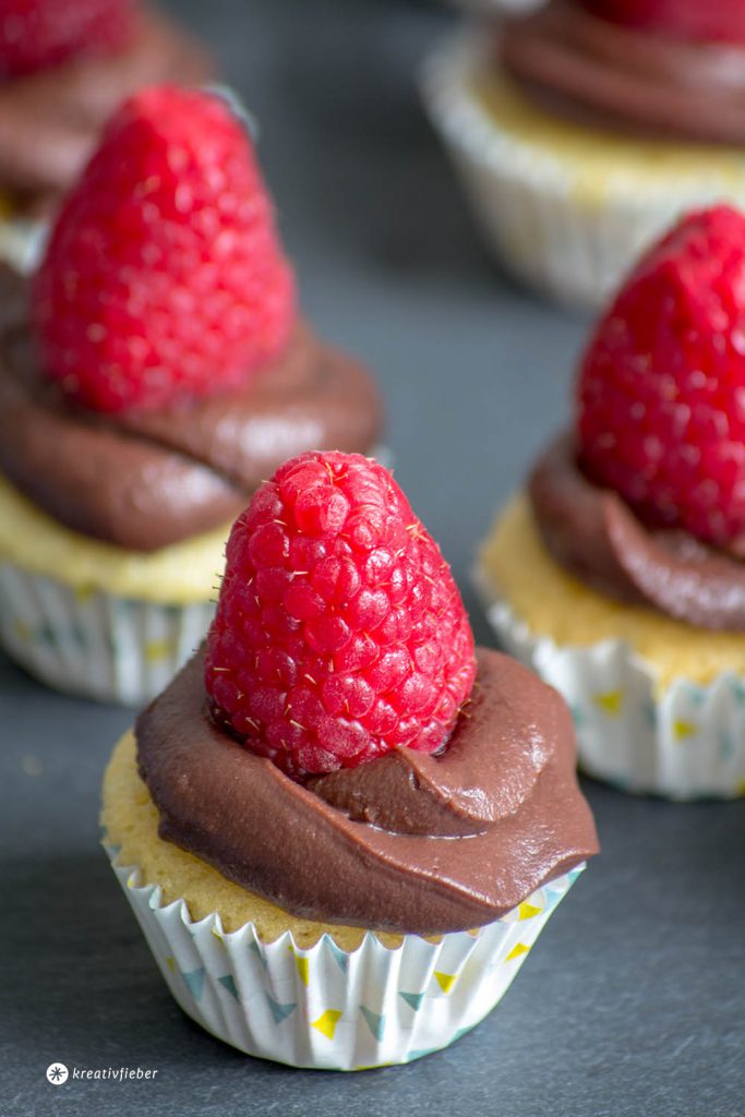 Mini Cupcakes mit Himbeer-Schoko Topping