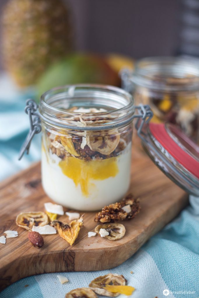 Tropical Granola mit Dörrobst selbermachen - Happy healthy Snack Rezept Tropical Granola mit Dörrobst selbermachen - Happy healthy Snack Rezept