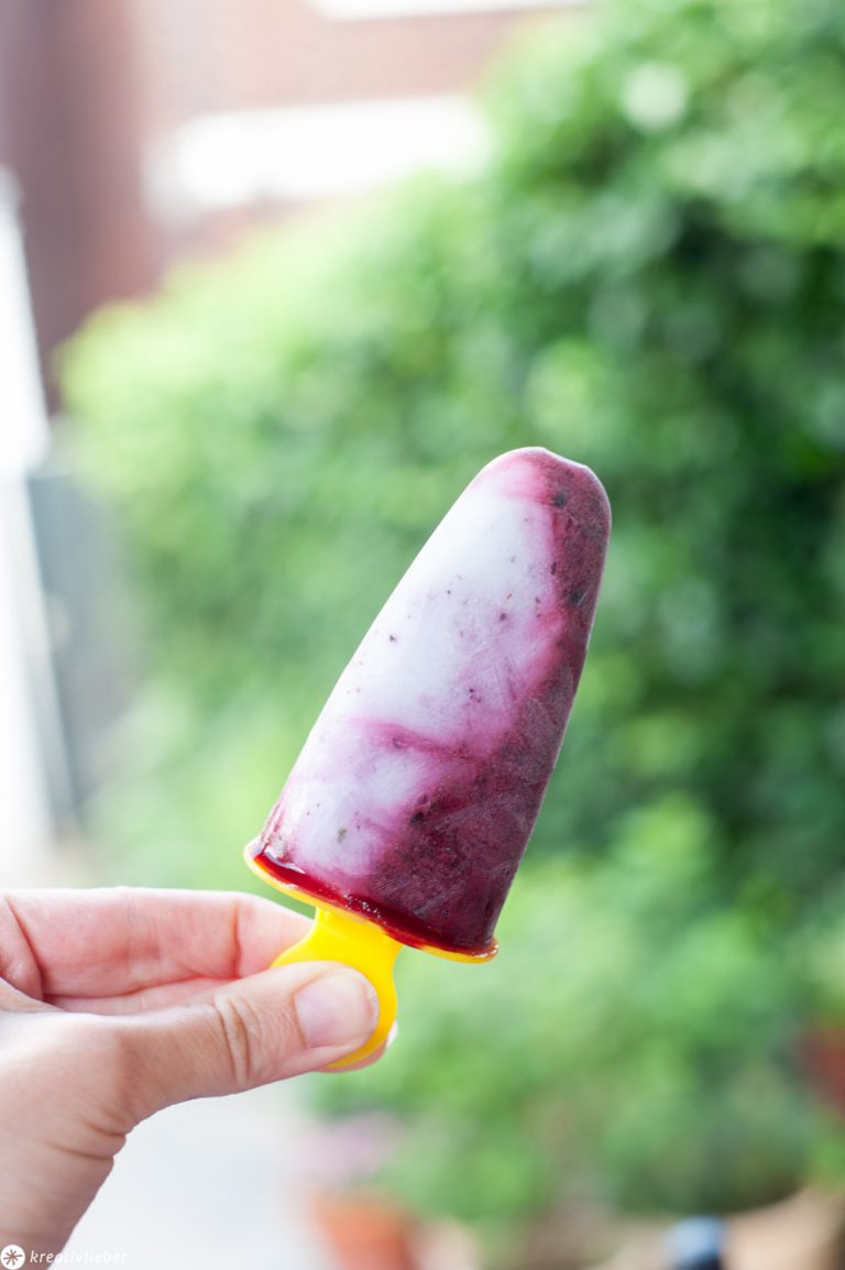 Kokos-Waldbeer-Eis mit Basilikum