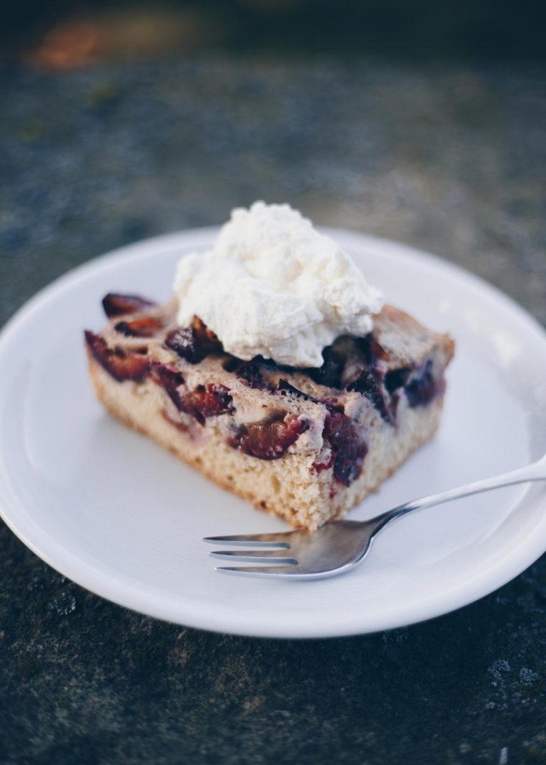 Einfacher Pflaumenkuchen vom Blech mit Nussguss