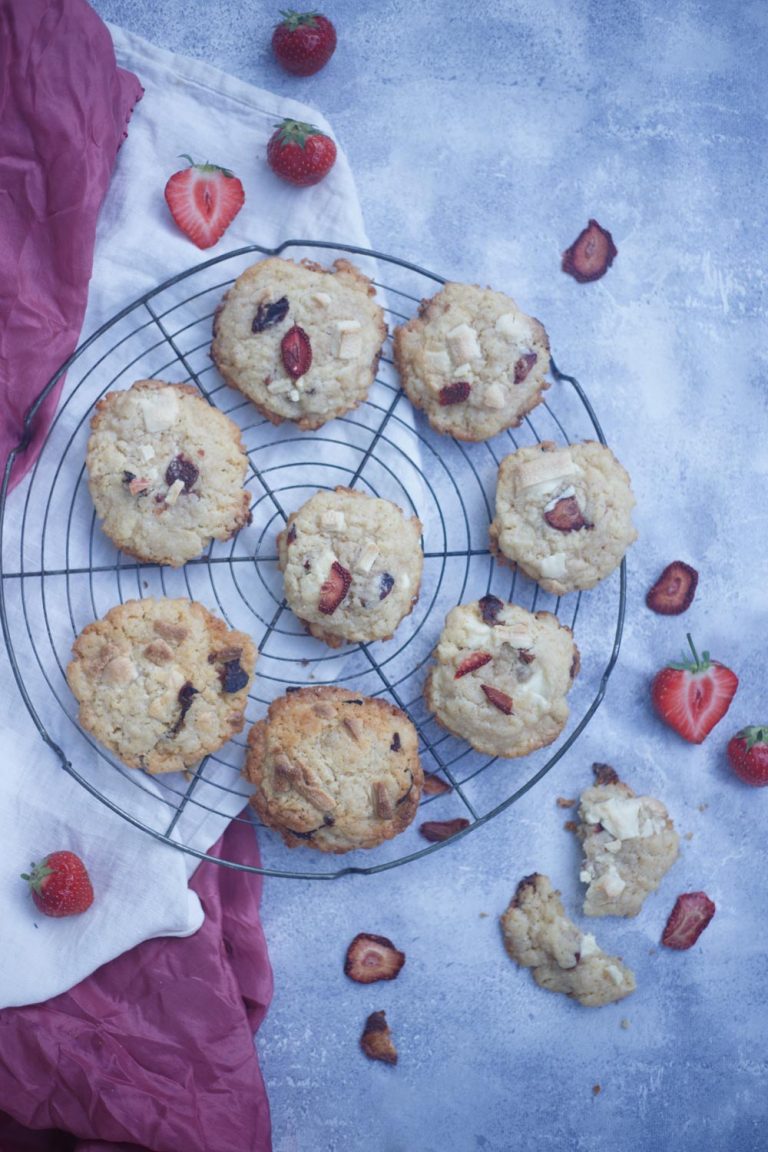 Erdbeer Cookies mit weißer Schokolade und gedörrten Erdbeeren Erdbeer Cookies mit weißer Schokolade und gedörrten Erdbeeren