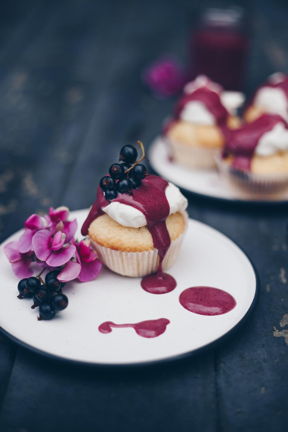 Mini Törtchen mit schwarzen Johannisbeeren backen - Cupcakes
