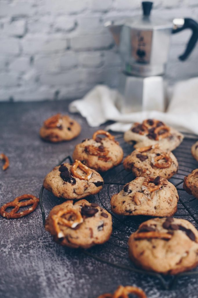 Chocolate Chip Cookies mit Brezeln und neue Fotohintergründe
