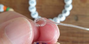 BodyBonita Armband Mit Buchstaben - Elastisches Perlenarmband Aus Naturstein & Perlmutt