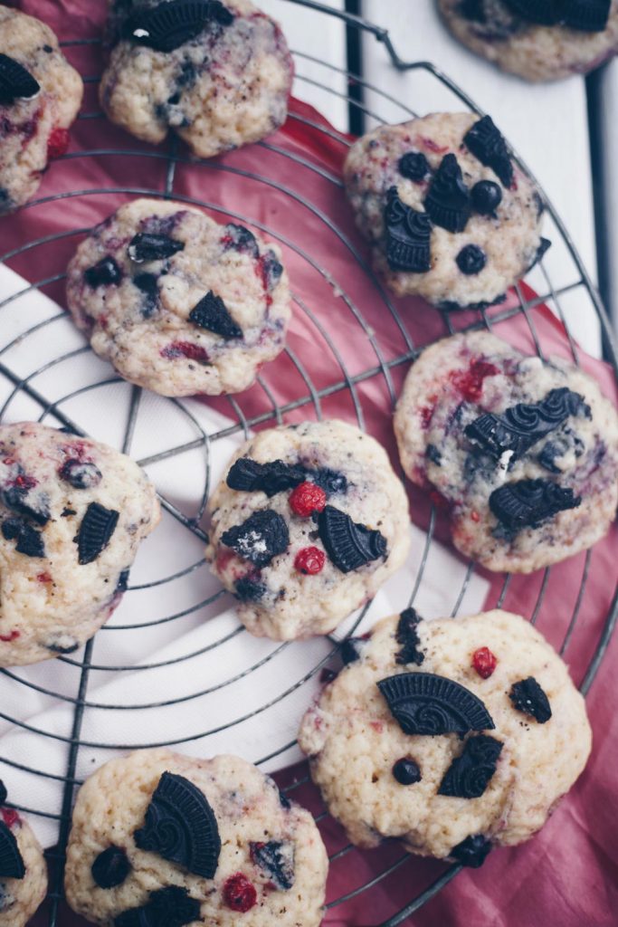 Berries & Cream Cookies mit Keksstückchen backen Rezeptidee