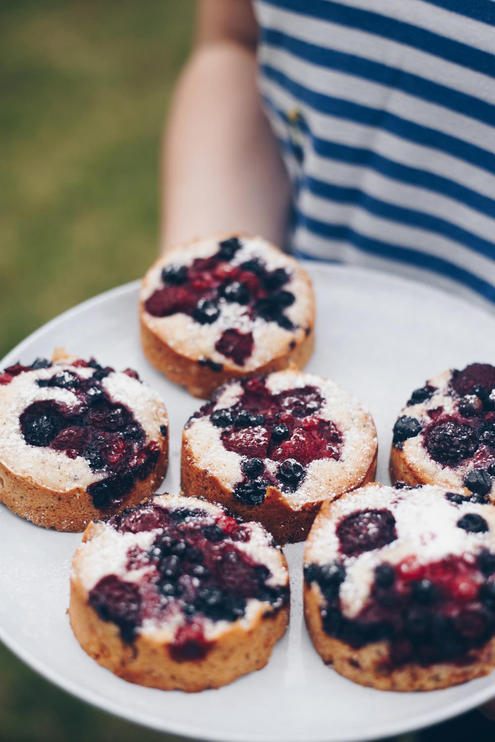 Beeren Friands mit brauner Butter