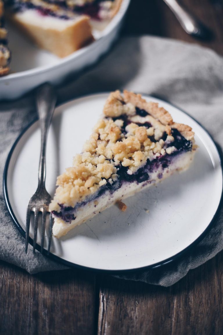 Grießpudding Tarte mit Blaubeeren und Streuseln backen - Rezept