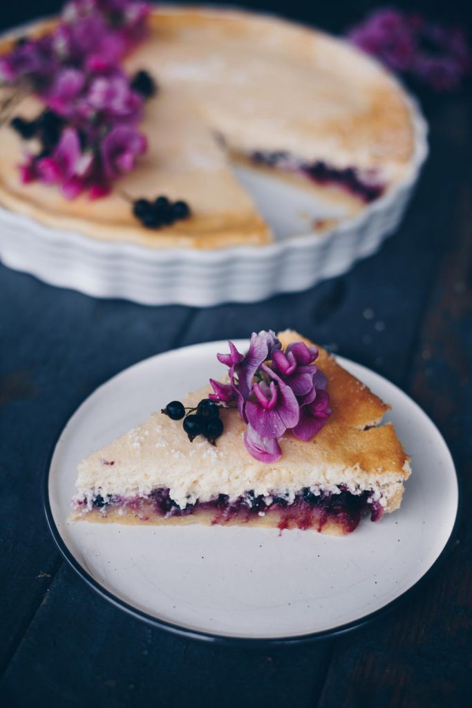 Käsekuchen mit schwarzen Johannisbeeren backen - Rezeptidee