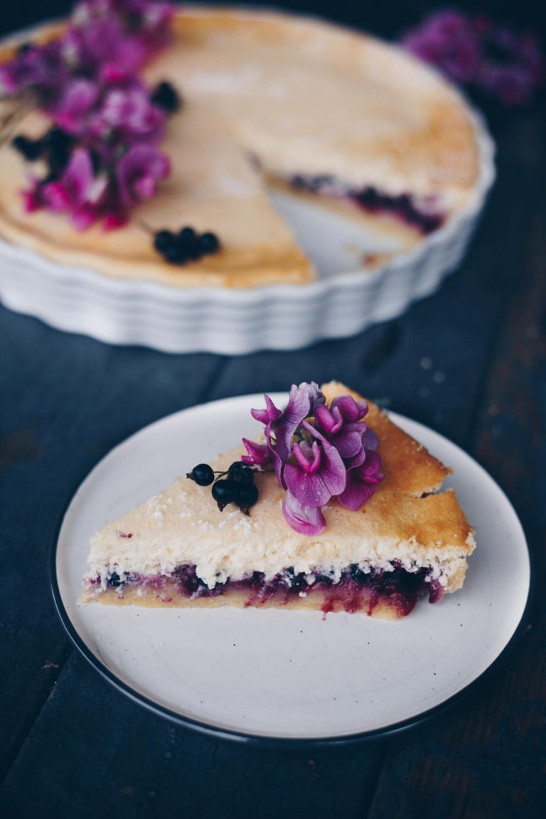 Käsekuchen mit schwarzen Johannisbeeren backen - Rezeptidee