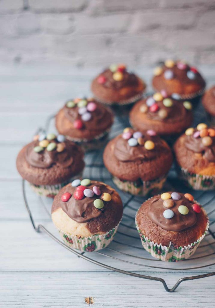 Kunterbunte Dino Muffins zum Kindergeburtstag ohne viel Aufwand