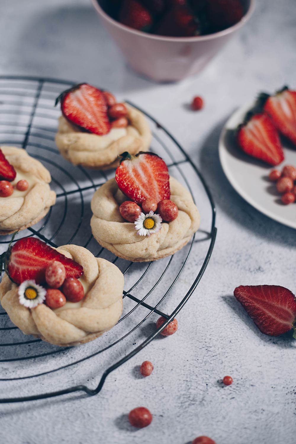 Erdbeer-Mürbeteig-Törtchen mit Schokoladenganache backen