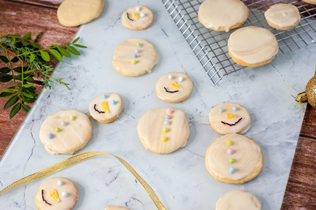 Weihnachtskekse verzieren - Schneemänner und Adventskranzkekse