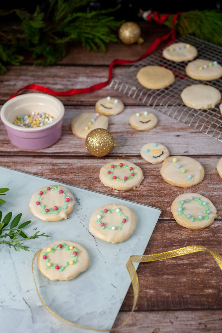 Weihnachtskekse verzieren - Schneemänner und Adventskranzkekse