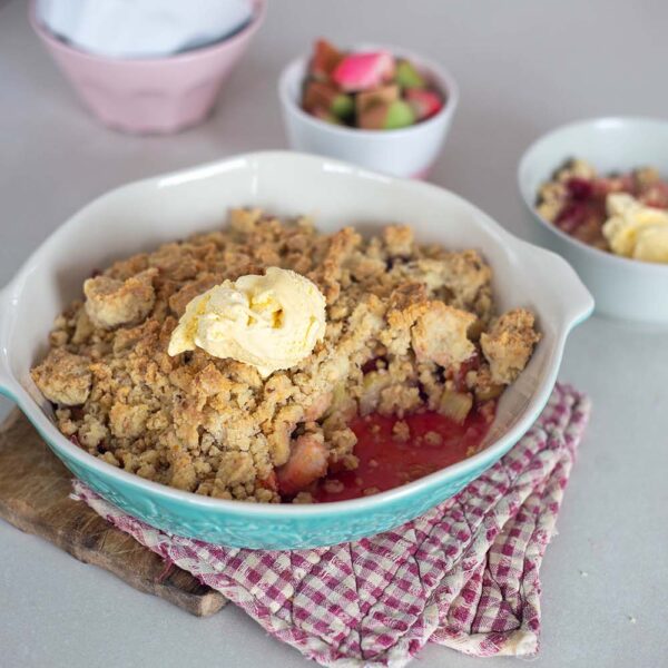 Rhabarber Crumble Rezept mit knackigen Streuseln - kreativfieber