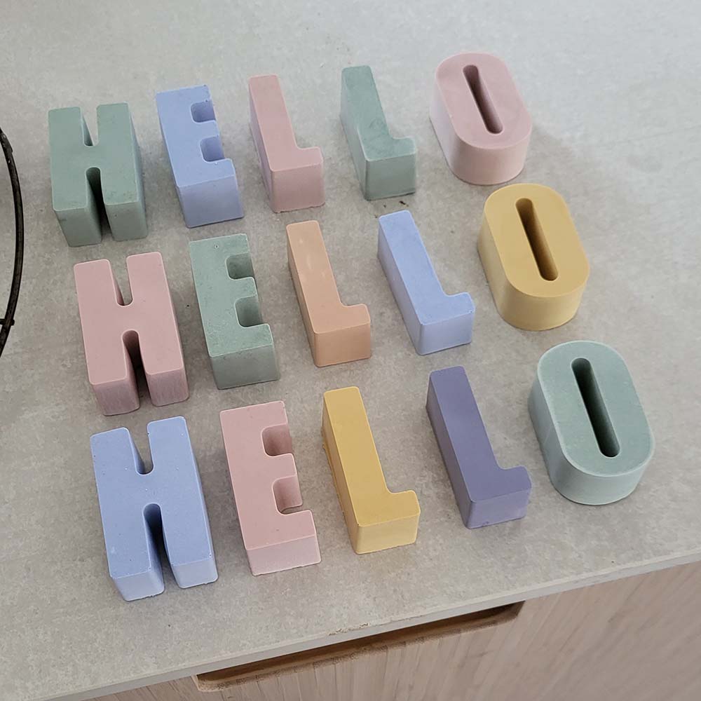 Bunte Buchstaben Deko aus Keramik Gießmasse