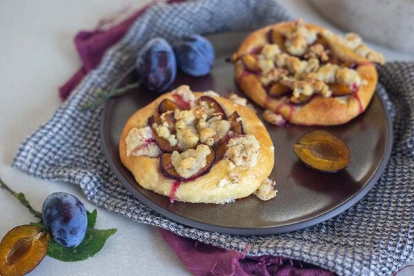 Pflaumentaler mit Streuseln mit Walnuss backen - super saftig! Pflaumentaler mit Streuseln mit Walnuss backen - super saftig!