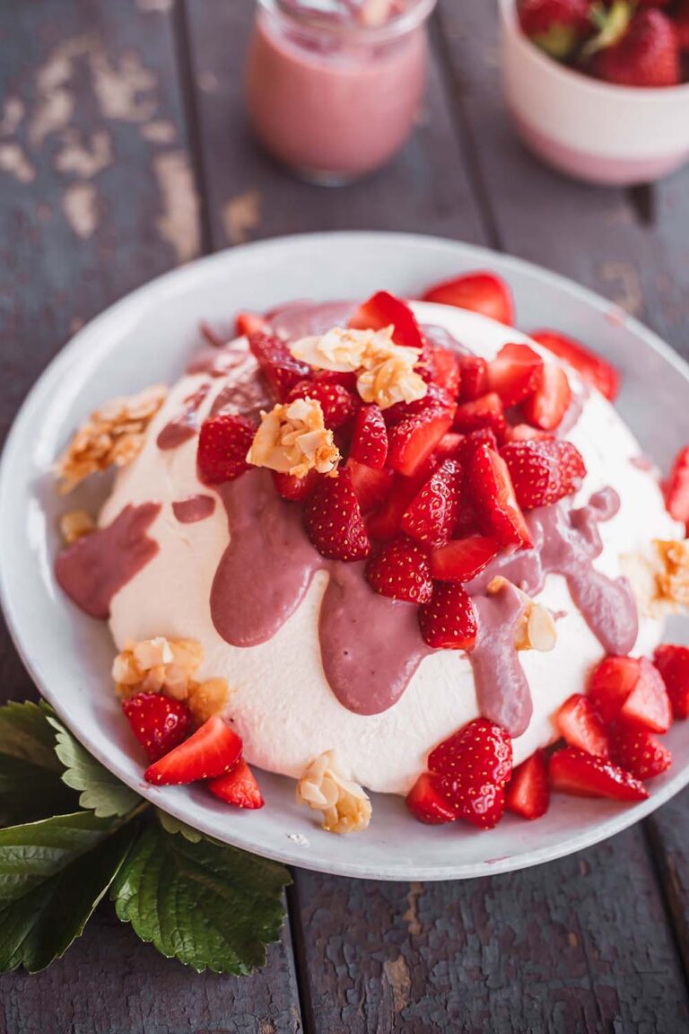 Joghurt Mousse mit Erdbeeren, Erdbeer Curd und Mandel Crunch Joghurt Mousse mit Erdbeeren, Erdbeer Curd und Mandel Crunch
