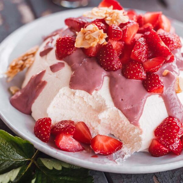 Joghurt Mousse mit Erdbeeren, Erdbeer Curd und Mandel Crunch