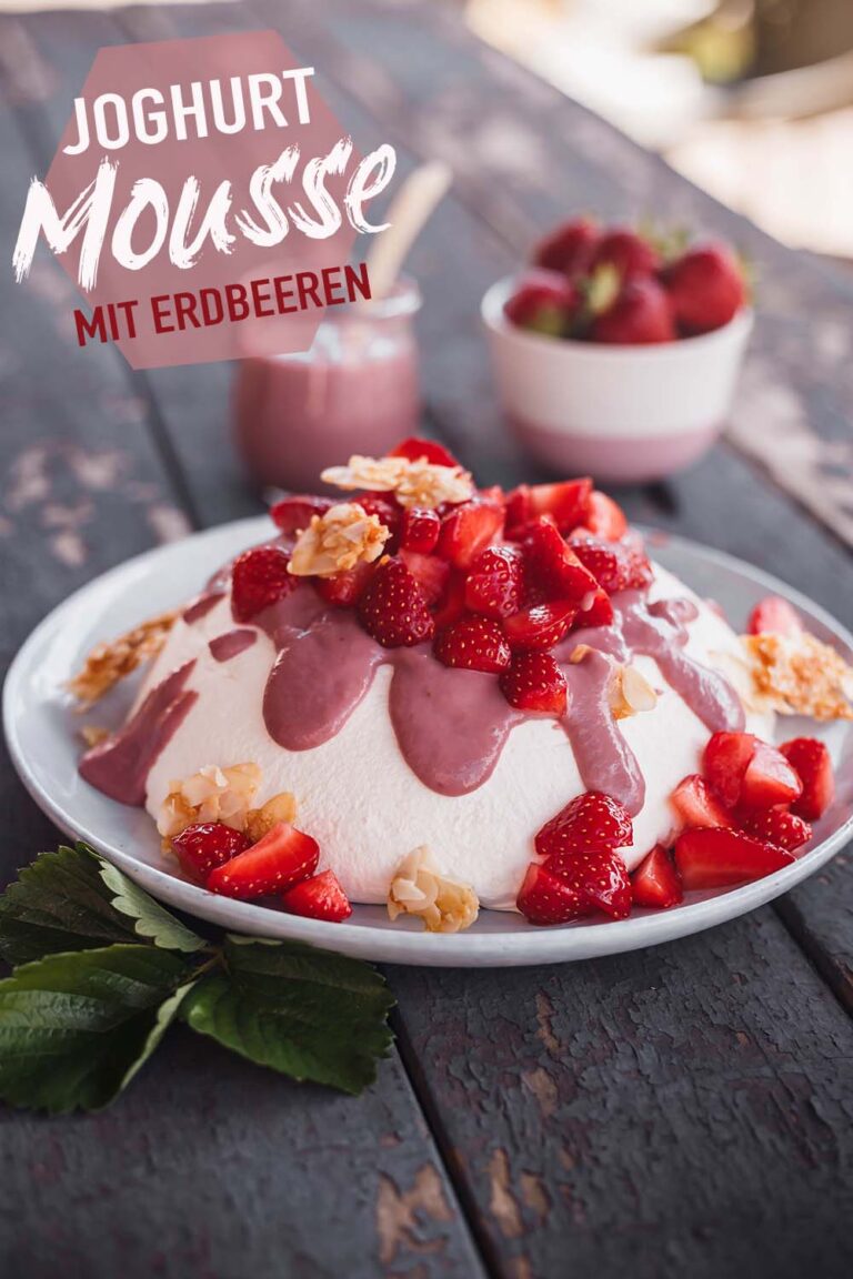 Joghurt Mousse mit Erdbeeren, Erdbeer Curd und Mandel Crunch