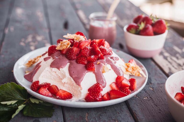 Joghurt Mousse mit Erdbeeren, Erdbeer Curd und Mandel Crunch