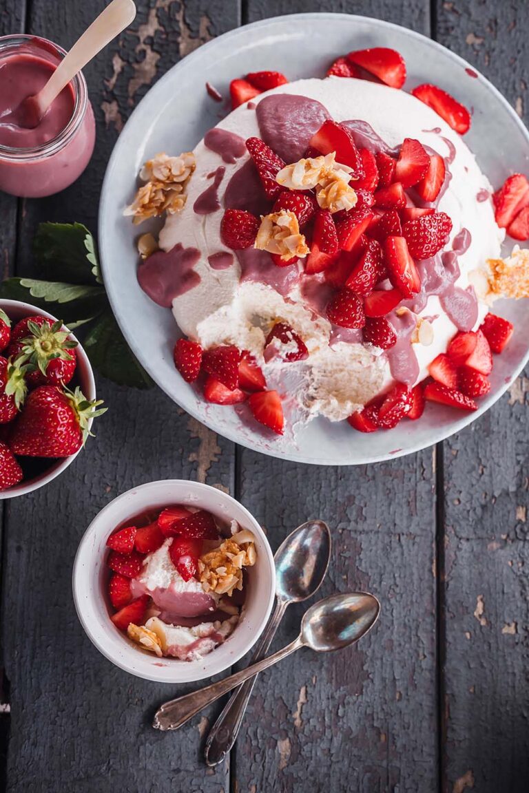 Joghurt Mousse mit Erdbeeren, Erdbeer Curd und Mandel Crunch