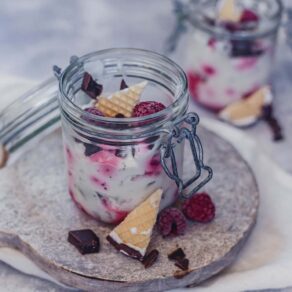 Einfaches Himbeer Schokokuss Dessert Rezept