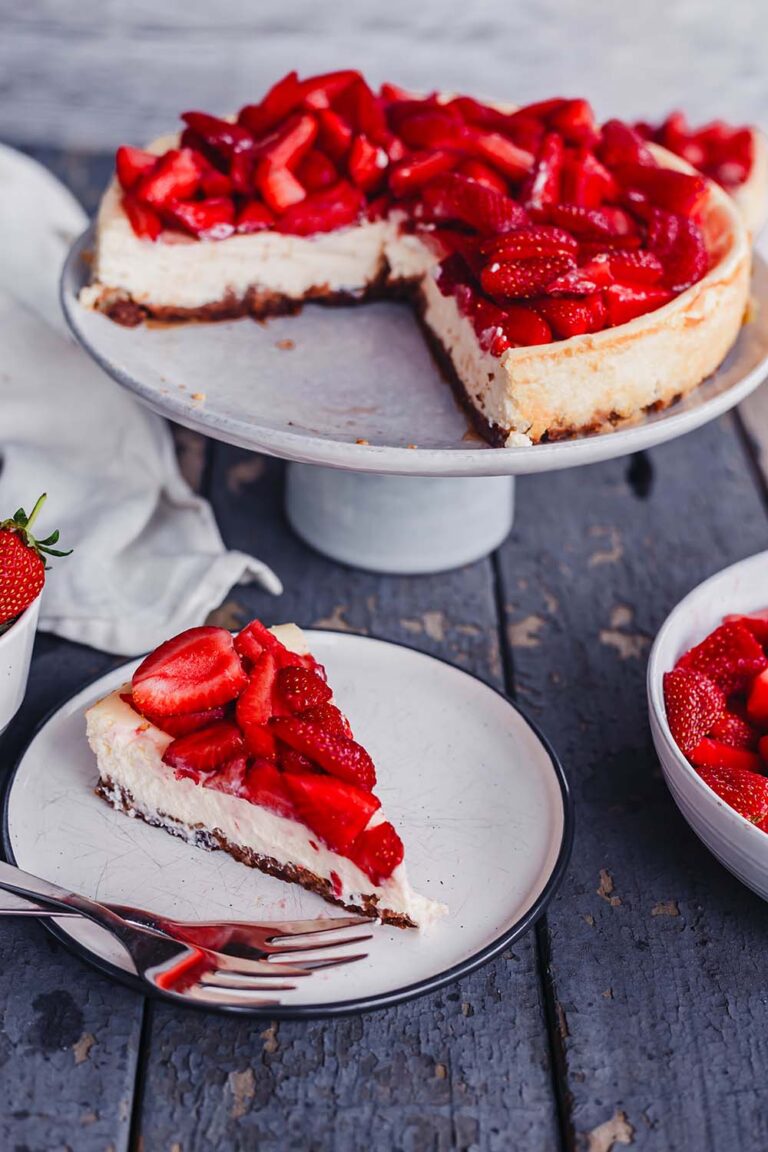 Cremiger Cheesecake mit Erdbeeren - einfaches Rezept Cremiger Cheesecake mit Erdbeeren - einfaches Rezept