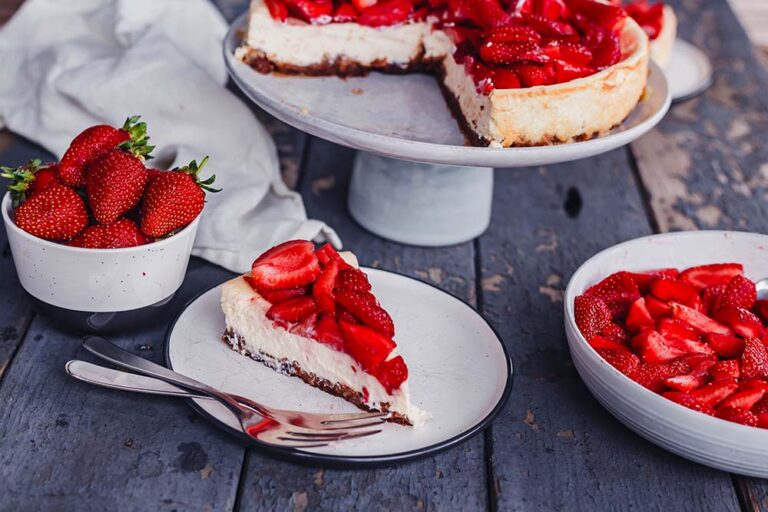 Cremiger Cheesecake mit Erdbeeren - einfaches Rezept