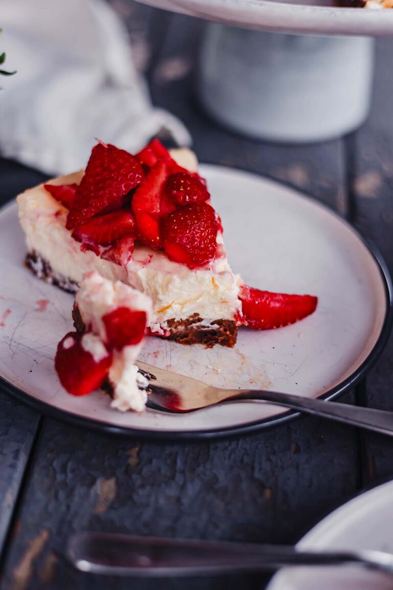 Cremiger Cheesecake mit Erdbeeren - einfaches Rezept Cremiger Cheesecake mit Erdbeeren - einfaches Rezept