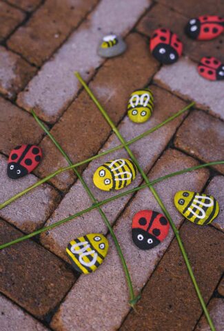 Tic Tac Toe aus Steinen selbermachen Bienen