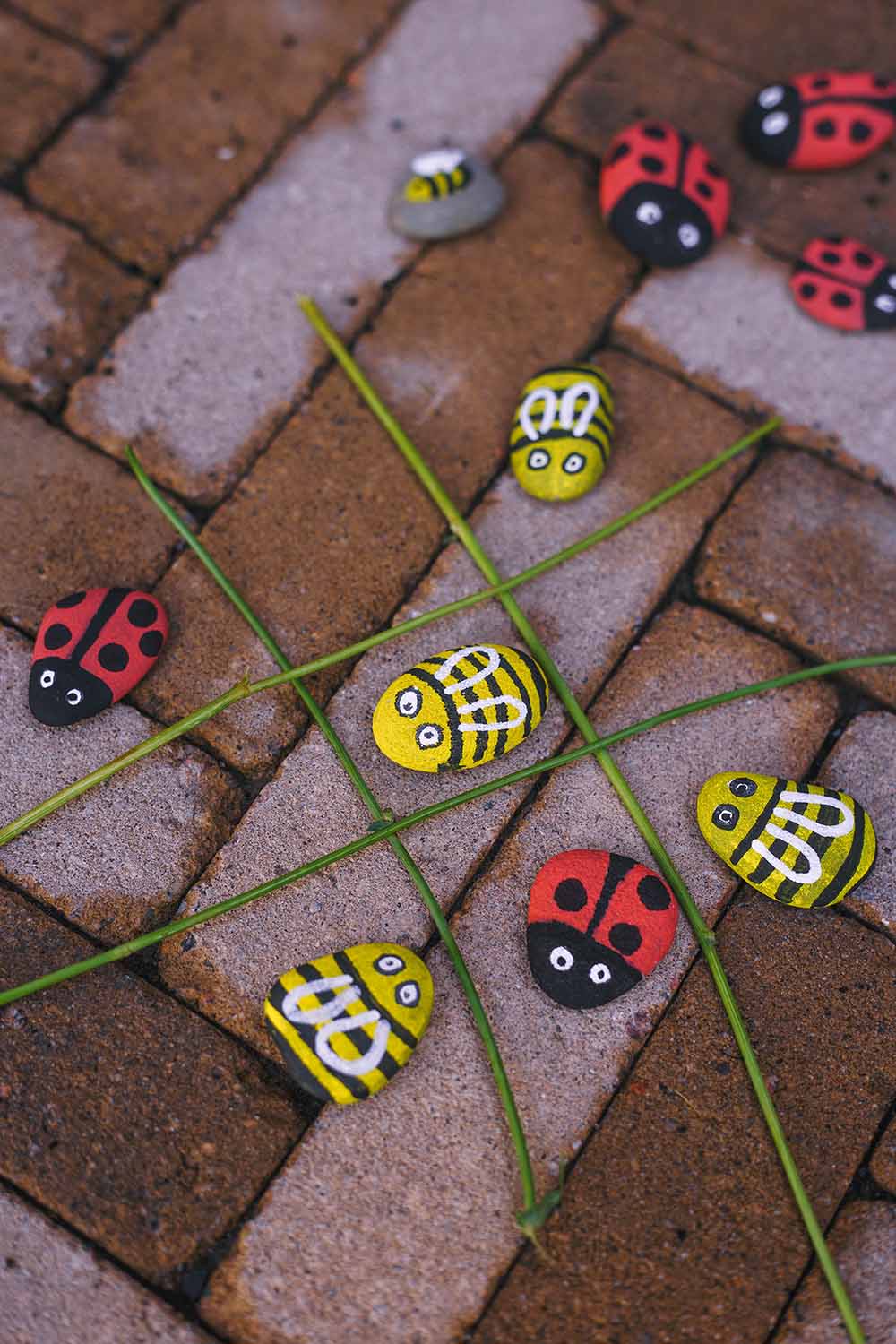 Tic Tac Toe aus Steinen selbermachen Bienen