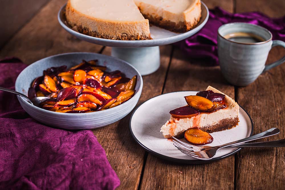 Herbstlicher Käsekuchen mit karamellisierten Pflaumen, Zimt und Karamellkeksboden