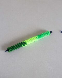 Raupen aus Pfeifenreinigern 4 fertig wickeln und versäubern