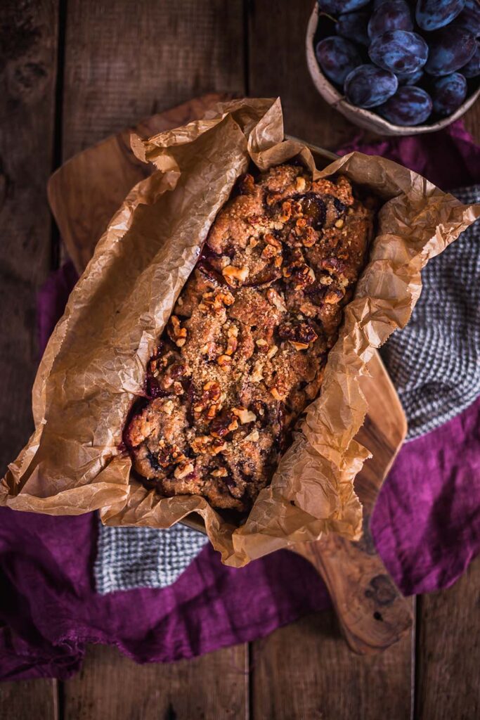 Saftiger Kastenkuchen mit Pflaumen und Walnüssen aus einfachem Rührkuchenteig