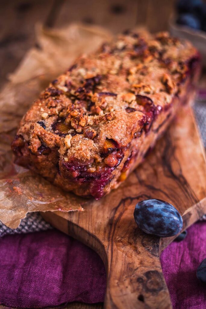 Saftiger Pflaumenkuchen mit Walnüssen als Kastenkuchen mit Rührteig