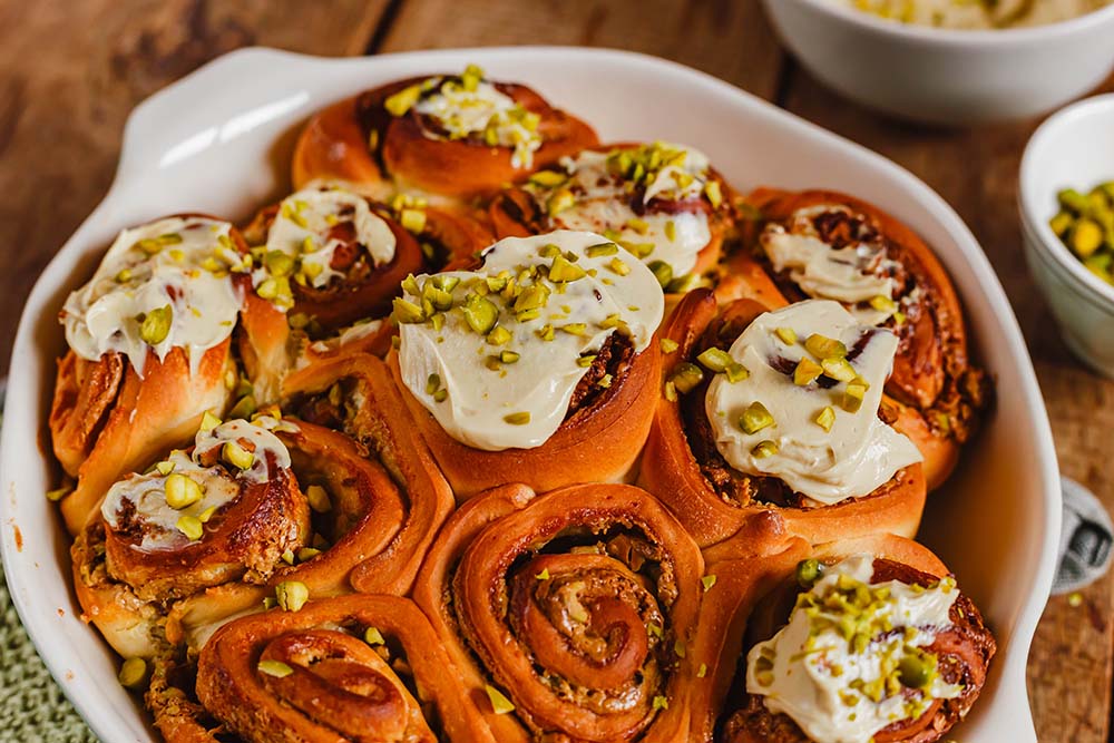 Hefeteigschnecken mit Pistazienfüllung backen