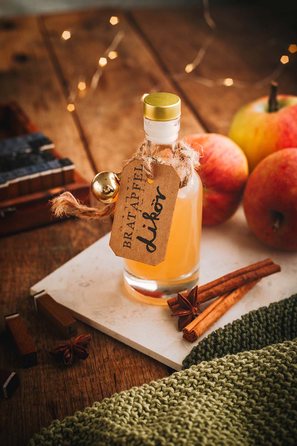 Bratapfellikör Rezept aus Apfelsaft mit Zimt zum Verschenken zu Weihnachten