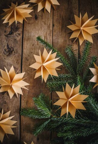 Einfache Weihnachtssterne aus Papier in jeder beliebigen Größe selbermachen