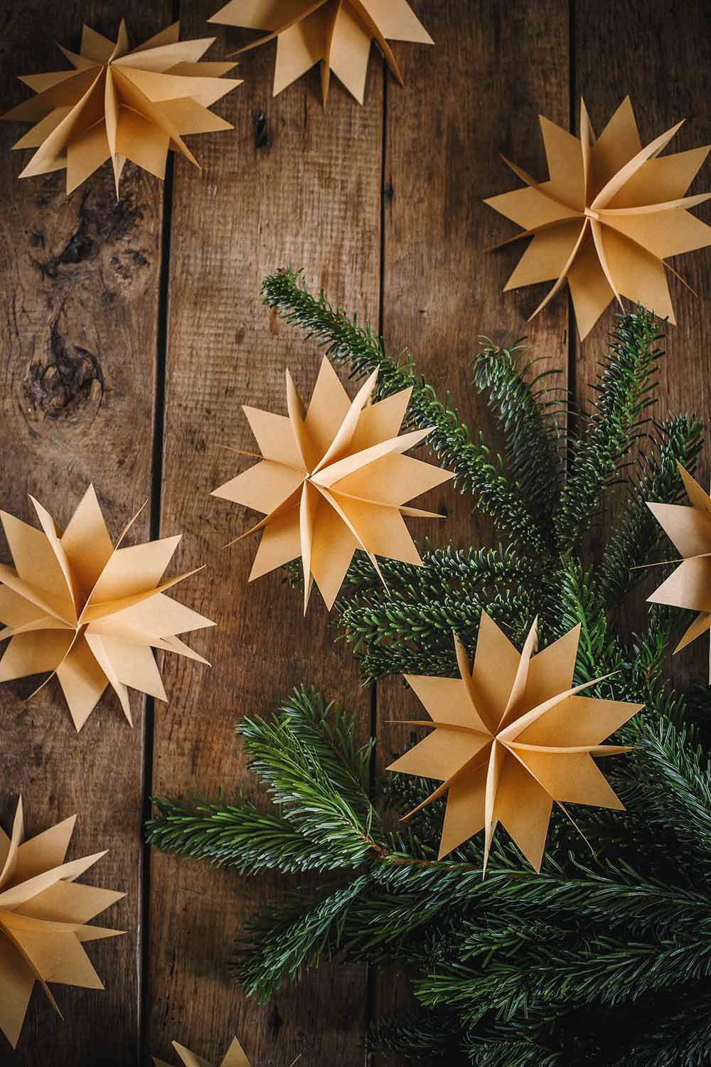 Einfache Weihnachtssterne aus Papier in jeder beliebigen Größe selbermachen