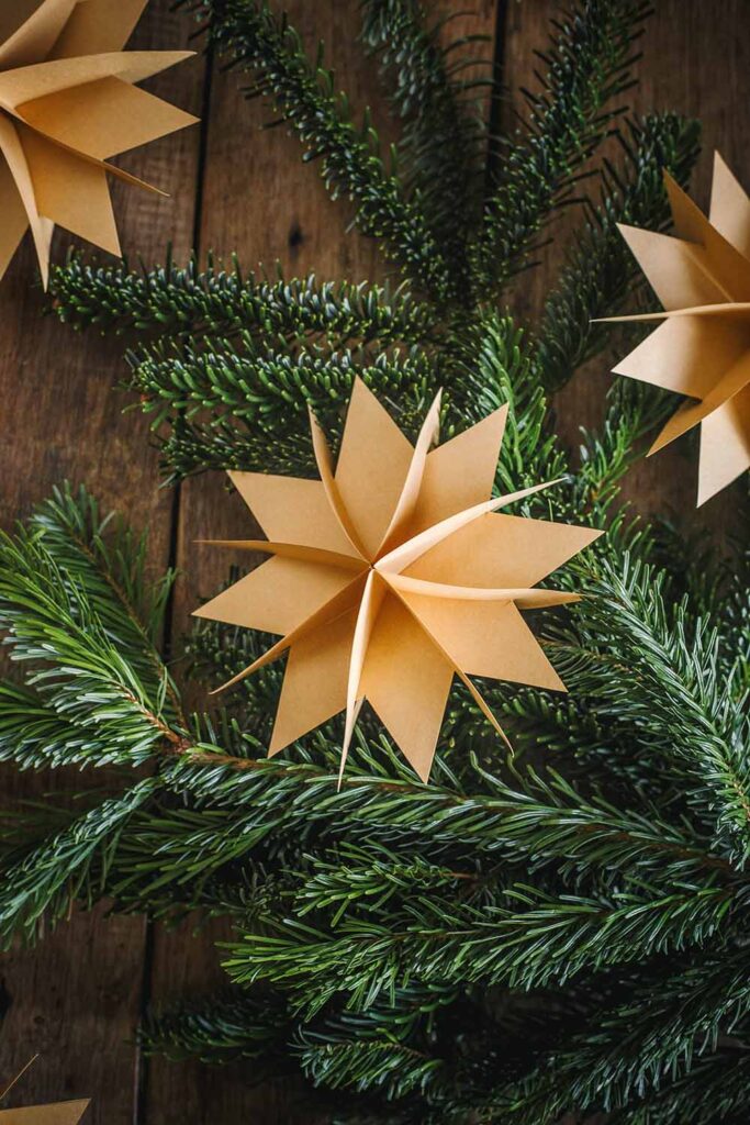 Einfache Weihnachtssterne aus Papier selbermachen DIY Anleitung