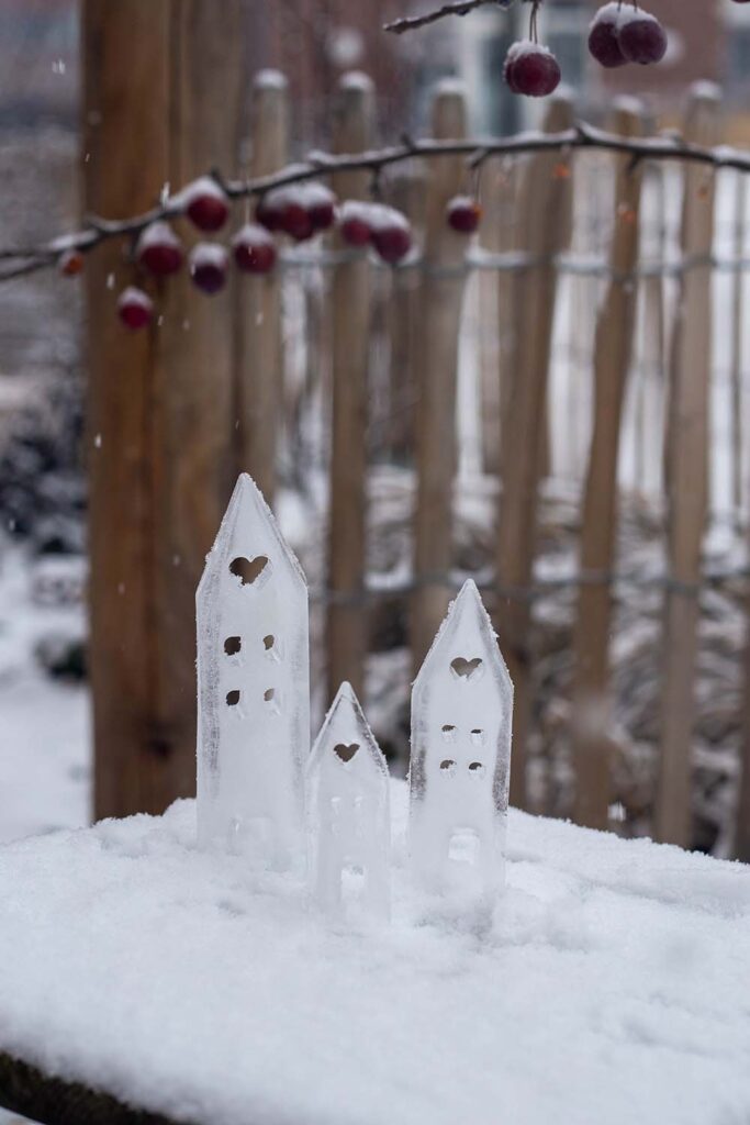 Deko aus Eis für den Garten gießen mit Silikonformen