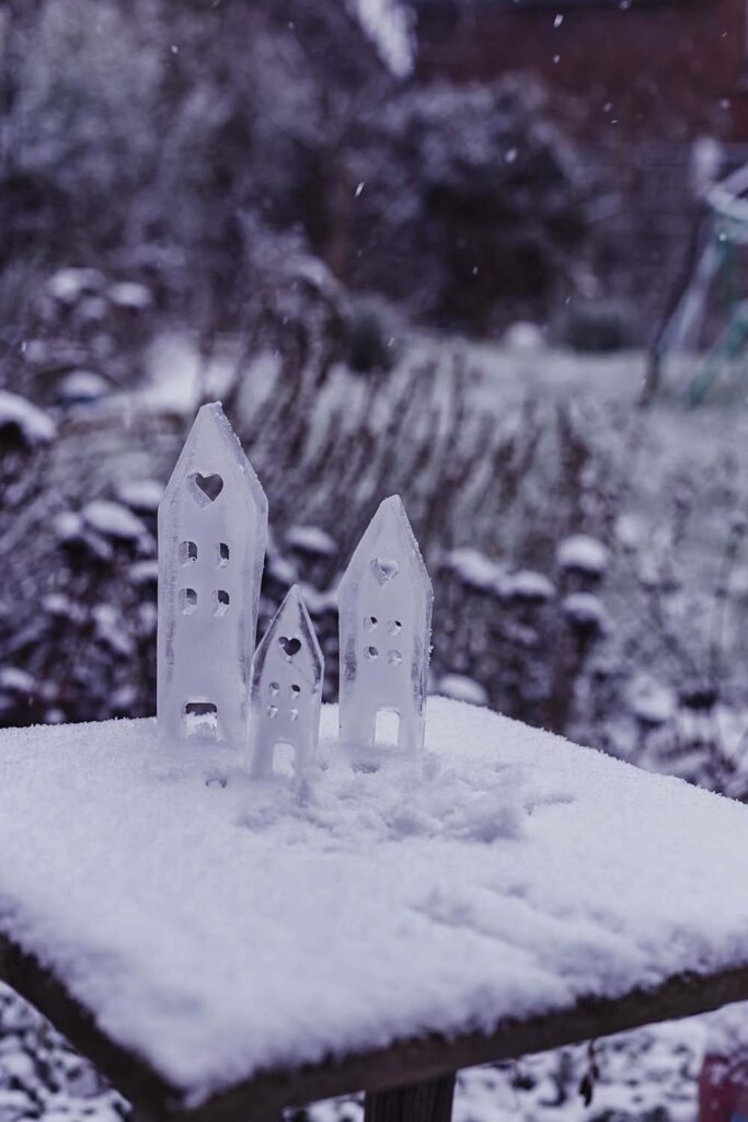 Einfache Eisdeko für den Garten gießen - Deko Häuser aus Eis für den Garten