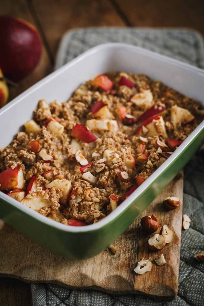 Baked Oats mit Äpfeln, Zimt und Nüssen - gebackene Haferflocken als Frühstück